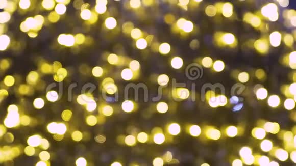 一个明亮的花环没有焦点的黄色圆球在圣诞节视频的预览图