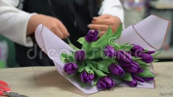 收集一束紫色郁金香视频的预览图
