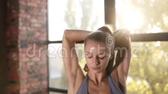 美丽的女人做普拉提练习伸展手臂在室内训练工作室健身妇女做伸展运动视频的预览图