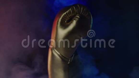 时尚拳击手套展示黑色背景视频的预览图