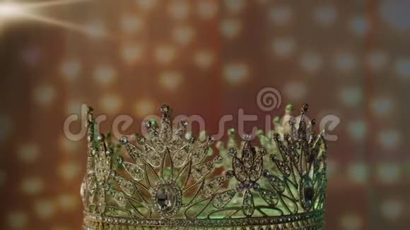 为美女女王选美比赛戴上钻石皇冠视频的预览图