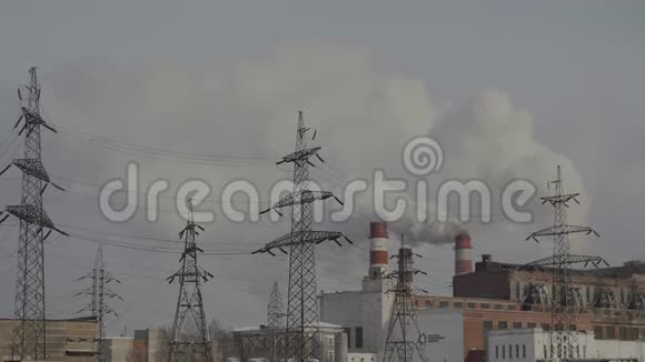 火力发电厂烟囱里冒出的烟雾代能源视频的预览图