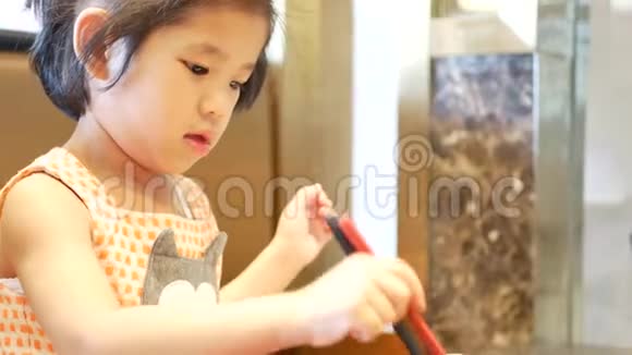3岁的亚洲小女孩学会用筷子自己做火锅视频的预览图