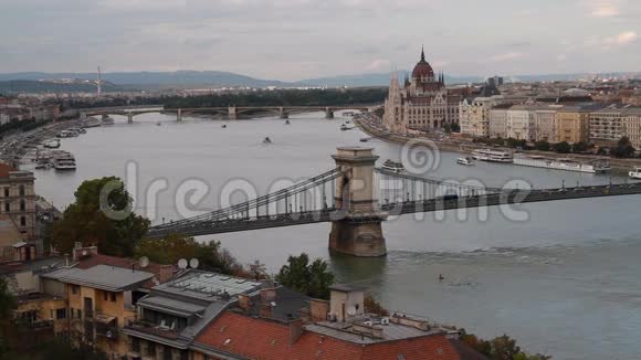 布达佩斯多瑙河夜景视频的预览图