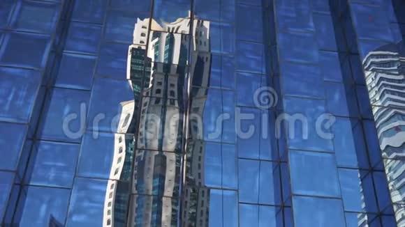 在高大商业中心的巨大摩天大楼里的倒影商业和金融的概念视频的预览图