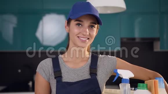 迷人的贴身服务女性微笑着拿着篮子用不同的产品和物品清洗在里面视频的预览图