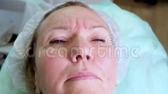 美容医生为一个女人脸准备了一个化妆品注射肉毒杆菌注射透明质酸妇女视频的预览图
