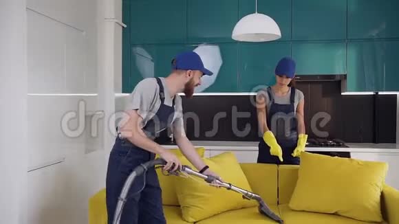 清洁女工解释说男性的东西如何正确吸尘沙发视频的预览图