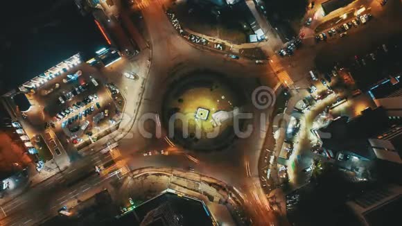 夜间时间流逝路口环和汽车灯在夜间城镇视频的预览图