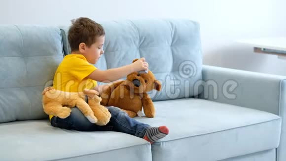 小男孩和泰迪熊在家的视频肖像婴儿拥抱一个柔软的玩具视频的预览图