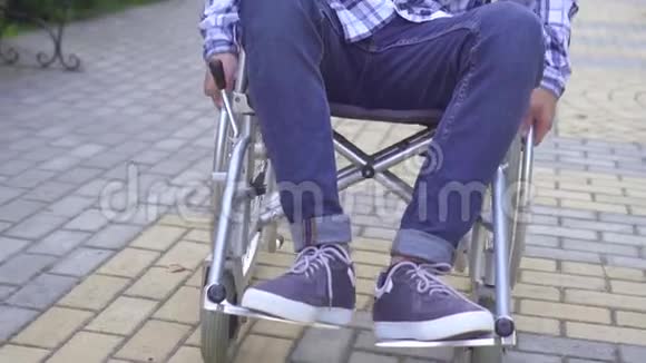 一位亚洲青年男子在公园慢潮中坐轮椅视频的预览图