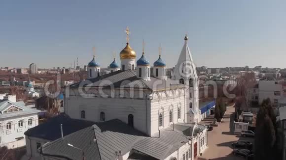 在夏夜拍摄的ChuvashiaTsivilsk市的教堂及其修道院的元素视频的预览图