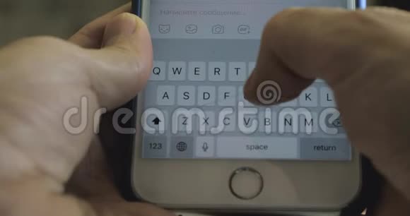 详细情况男性手指在电话里用英文打字在智能手机上输入短信关闭电影4K录像视频的预览图