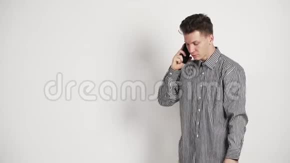穿衬衫的人在白色背景上打电话视频的预览图
