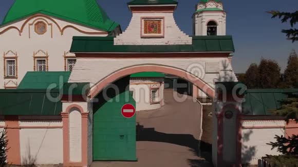 圣三一东正教修道院城市景观老城区伏尔加河查布卡里查瓦夏视频的预览图