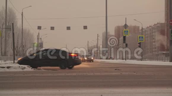 在城市寒冷的冬季车辆在十字路口行驶视频的预览图