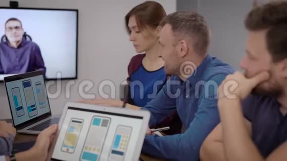 手机软件开发商在会议室通过视频通话监听首席专家视频的预览图