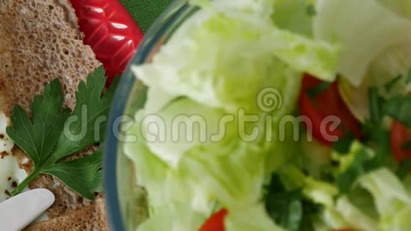 绿色沙拉和自制的布列塔尼绉蛋视频的预览图