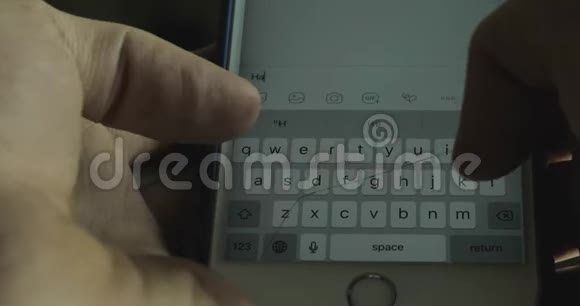 详细情况男性手指在电话里用英文打字在智能手机上输入短信关闭电影4K录像视频的预览图