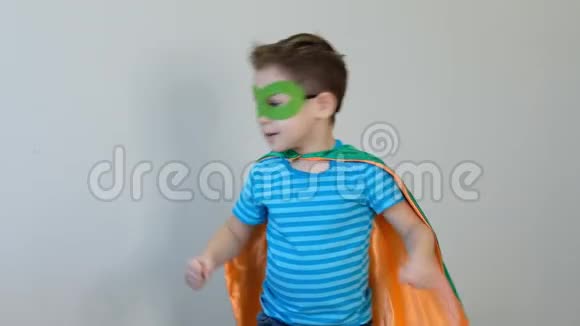 一个强壮自信的男孩穿着超级英雄服装的肖像看着镜头显示二头肌成功的概念开心快乐视频的预览图