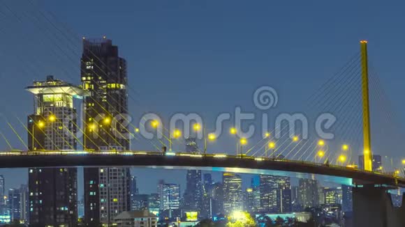 时间流逝泰国曼谷Rama9桥位置的ChaoPhraya河大桥夜间交通视频的预览图