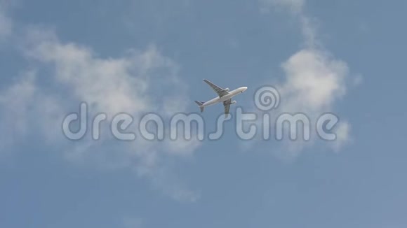 飞机飞向天空视频的预览图