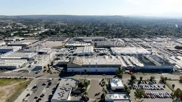 往工业区及公司仓库的空中视野视频的预览图