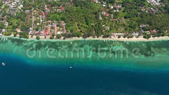 鸟瞰吉利岛和海洋无人机射击吉利航空公司视频的预览图