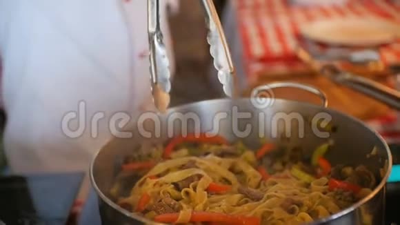 厨师长在锅里炒蔬菜意大利面和肉视频的预览图