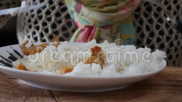 用盘子里的米饭和肉把女人手中的叉子合上视频的预览图
