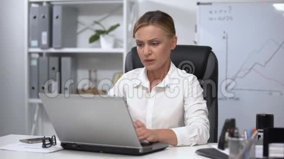 在笔记本电脑上工作女人感到心脏疼痛紧张心脏病视频的预览图