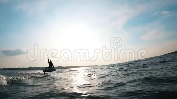 基特正骑着木板朝海岸走去视频的预览图