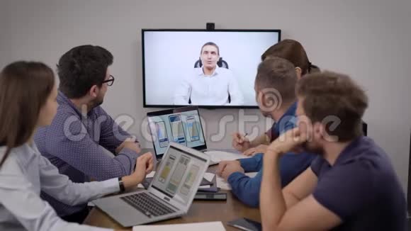 办公室专家团队正在会议室通过视频电话与老板进行商务会议投票视频的预览图