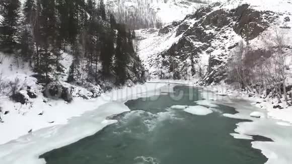 冬天在森林里的一条山河上美丽的飞行视频的预览图