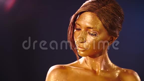 闪闪发光的女人金色的皮肤视频的预览图
