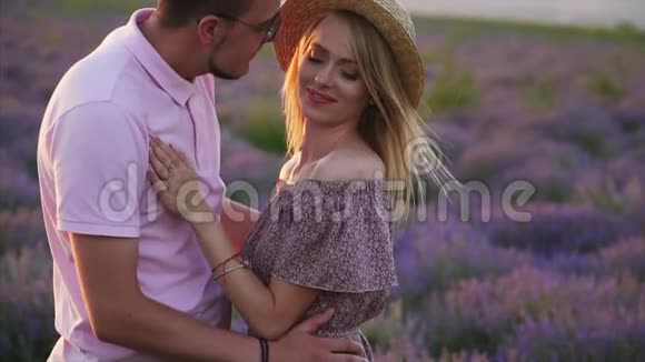 年轻夫妇在花薰衣草地亲吻动作缓慢视频的预览图