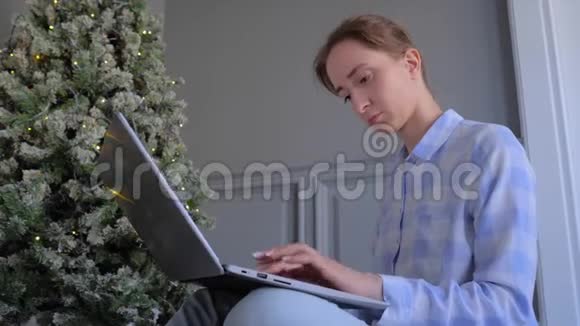 女性在笔记本电脑键盘上打字的肖像圣诞节概念视频的预览图