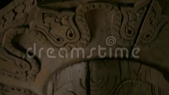 木制的历史古柱柱建筑结构的一部分视频的预览图