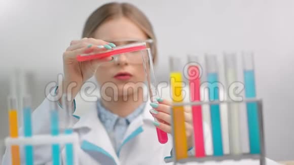 忙碌的年轻学生医学女孩灌注管混合物质测试创新技术视频的预览图