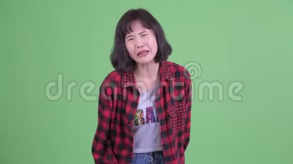 愤怒的亚洲时髦女人说话抱怨视频的预览图