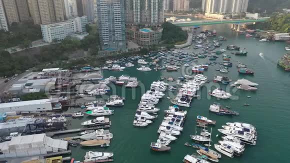 香港仔避风塘及鸭梨洲的鸟瞰图视频的预览图