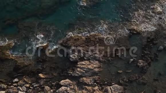 用鸟瞰无人机4K拍摄的美丽海滩上的海浪视频的预览图