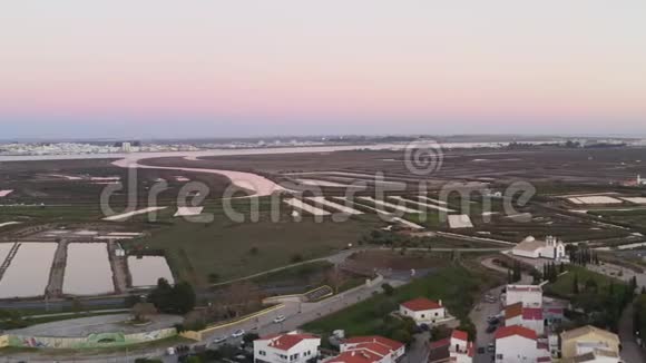 卡斯特罗马里姆在葡萄牙阿尔加维市的空中无人机景观视频的预览图