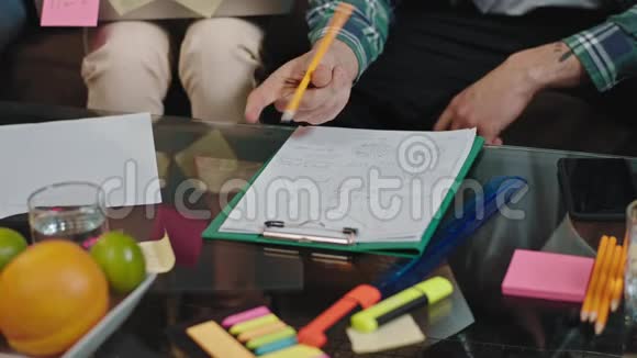 办公室里的细节年轻工人的细节用铅笔在纸上做一些笔记视频的预览图