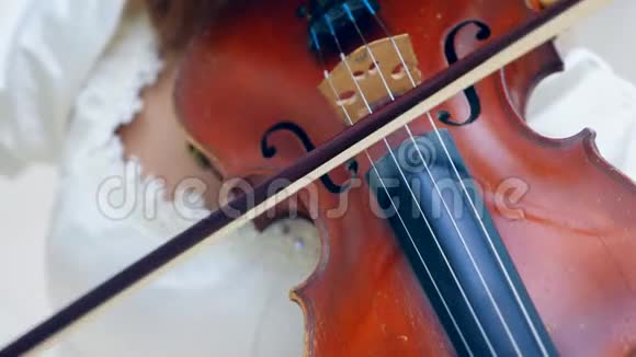 女音乐家在博物馆表演时使用小提琴视频的预览图