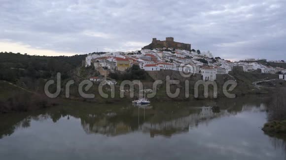 葡萄牙阿连特乔的穆托拉市日落时与瓜迪亚纳河的景色视频的预览图