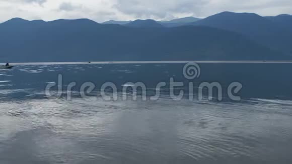 在恶劣的天气下摩托艇在湖上航行视频的预览图