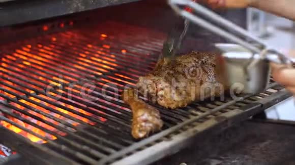 烤架上烧烤烧肉片上烧烤格栅盘视频的预览图