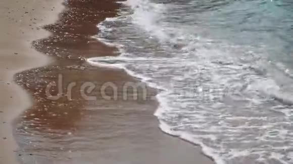 美丽沙滩上的海浪节奏近距离射击4K视频的预览图