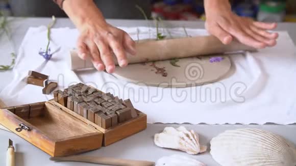 手陶工做泥板视频的预览图